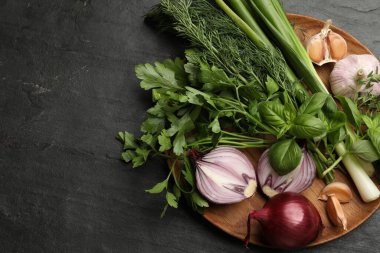 Siyah masada farklı otlar ve baharatlar, üst manzara. Metin için boşluk