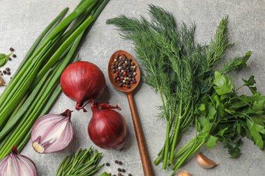 Gri masada farklı otlar ve baharatlar var.