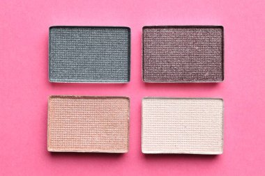 Pembe arka planda güzel göz farı dolguları, düz yatış.