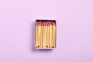 Menekşe arkaplan, üst görünüm üzerindeki açık kutuda eşleşir