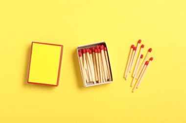 Kibrit ve kutu sarı arka planda, düz yerde. Tasarım için model