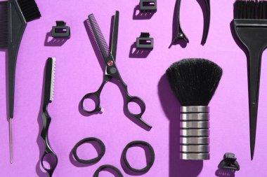 Menekşe arka planda farklı kuaför araçları, düz yatıyordu