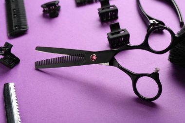 Menekşe arka planda farklı kuaför araçları, yakın plan