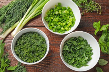 Tahta masada farklı taze otlar, düz uzanmış.