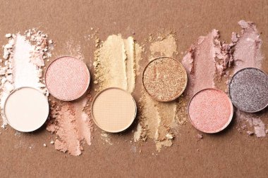 Kahverengi arka planda, düz zeminde güzel göz falı doldur.