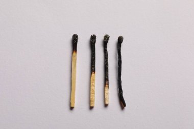 Gri arkaplanda yanmış kibritler, düz yatış