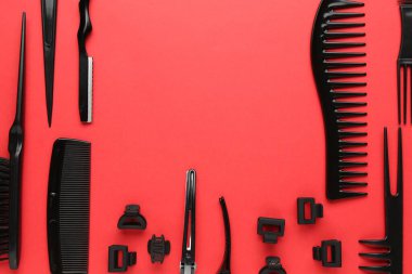 Kırmızı arka planda farklı kuaför aletleri var. Metin için boşluk