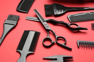 Kırmızı arka planda farklı kuaför araçları, yakın plan