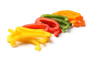 Beyaz renkte kesilmiş dolmalık biberler.