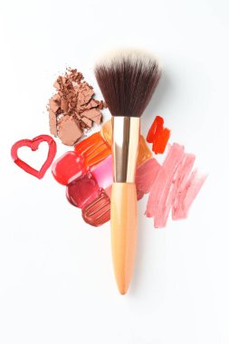 Beyaz arka planda farklı kozmetik ürünleri ve makyaj fırçası, düz konum