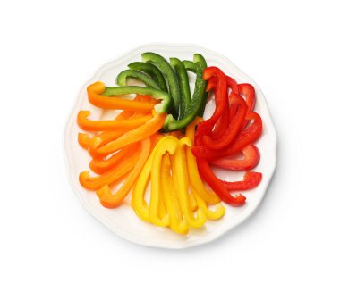 Beyaz, üst görünümde izole edilmiş renkli dolmalık biberler.