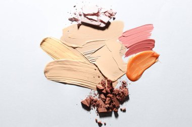 Beyaz arka planda farklı kozmetik ürünleri, düz yatış