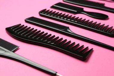 Pembe arka planda farklı kuaför araçları, yakın plan