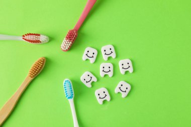 Yeşil arka planda farklı oral bakım ürünleri ve diş rakamları.