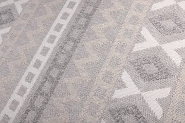 Arka planda deseni olan şık bir halı, yakın plan