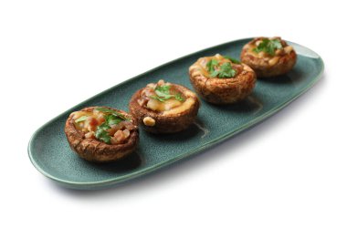 Eritilmiş peynir ve maydanozla doldurulmuş lezzetli mantarlar.