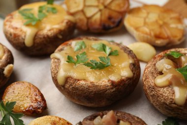 Eritilmiş peynirli ve maydanozlu lezzetli mantarlar, yakın plan.