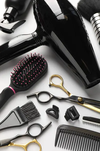 Açık gri arka planda farklı kuaför araçları, üst görünüm