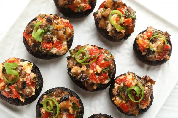 Masanın üstünde nefis mantarlar var.