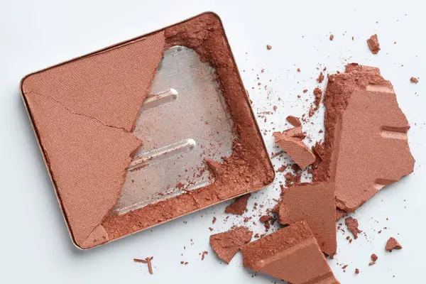 Kırık göz fonu, beyaz arka plan, üst görünüm