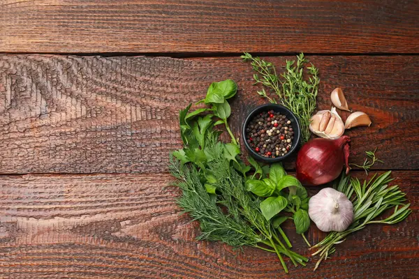 Farklı taze otlar ve baharatlar ahşap masada, düz yerde. Metin için boşluk