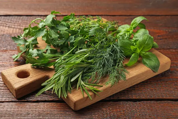 Tahta masada farklı taze otlar, yakın plan.