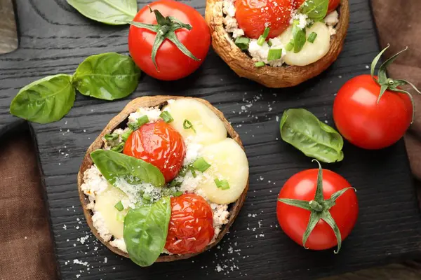 Tahta masada servis edilen lezzetli mantarlar, üst manzara.