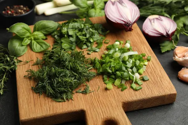 Siyah masada farklı otlar ve baharatlar, yakın plan.