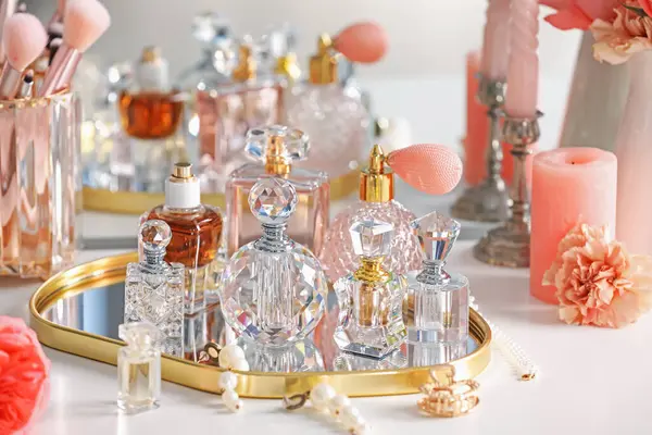 Tuvalet masasında farklı parfümler ve aksesuarlar.