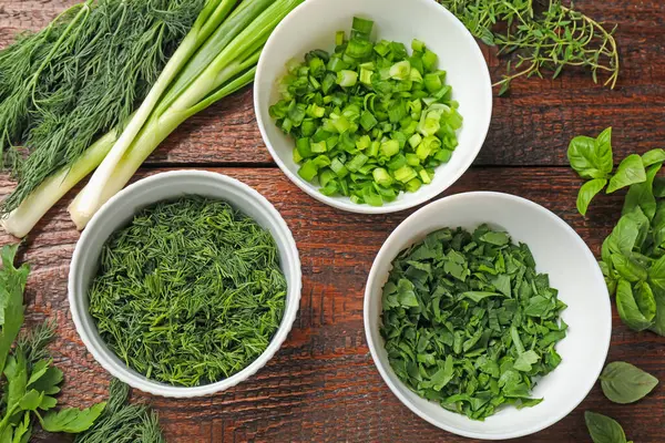 Tahta masada farklı taze otlar, düz uzanmış.