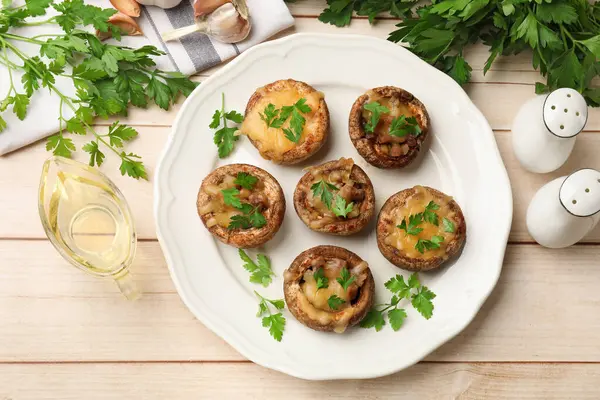 Tahta masada servis edilen lezzetli mantarlar.