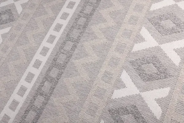 Arka planda deseni olan şık bir halı, yakın plan