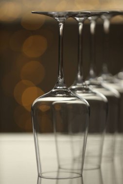 Ayna yüzeyindeki boş bardakları arka plandaki bulanıklığa karşı ters çevirdim. Yakın plan. Bokeh etkisi