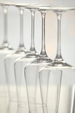 Ayna yüzeyinde ters çevrilmiş boş bardaklar, bulanık arka plan, yakın plan