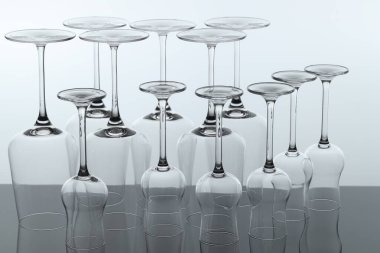 Ayna yüzeyinde pek çok temiz cam var.