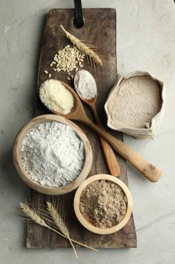 Açık gri masadaki farklı un türleri, düz yatıyordu.