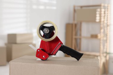 Kapalı alandaki karton kutuda yapıştırıcı bantlı şeker kutusu.