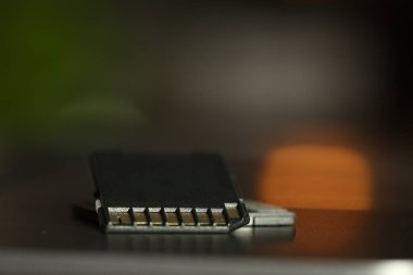 Masada iki SD hafıza kartı var, yakın plan. Metin için boşluk