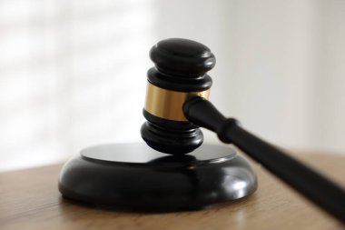 Hakimin tokmağı ahşap masada, arka planda ışığa karşı, yakın plan.