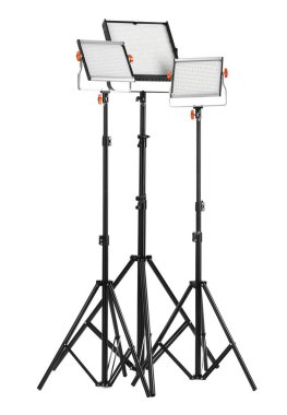 Beyaza izole edilmiş tripodlu profesyonel ışıklandırma ekipmanları.