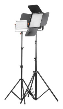 Beyaza izole edilmiş tripodlu profesyonel ışıklandırma ekipmanları.