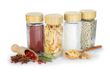 Beyaz kavanozlardaki farklı aromatik baharatlar.