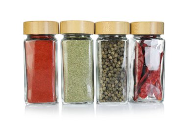 Beyaz kavanozlardaki farklı aromatik baharatlar.