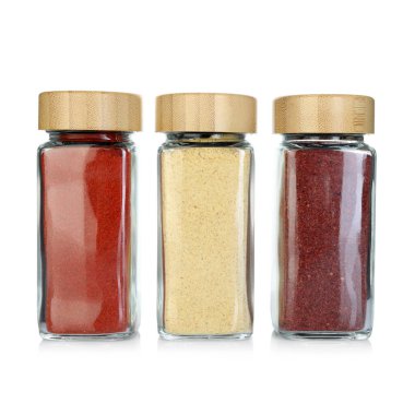 Beyaz kavanozlardaki farklı aromatik baharatlar.