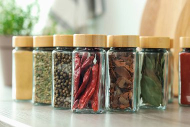 Kapalı kapılar ardında kavanozlarda farklı aromatik baharatlar var.