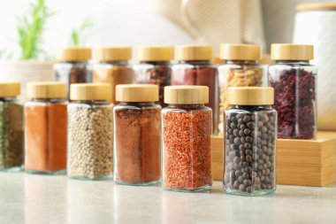 İçerideki masada kavanozlarda çok farklı aromatik baharatlar var.