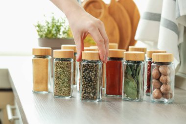 Kadın biberli kavanozu içeri alıyor, yakın plan.