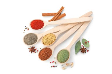 Beyaz, üst görünümde izole edilmiş farklı aromatik baharatlar