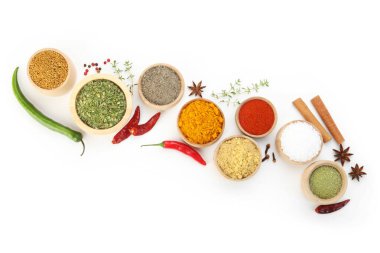 Beyaz, üst görünümde izole edilmiş farklı aromatik baharatlar