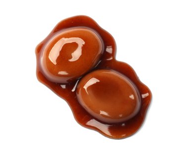 Lezzetli tatlı şekerler ve karamelli sos beyaz, üst manzara